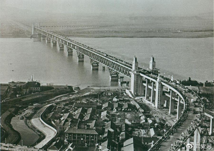1968年12月29日， 南京長江大橋全面建成通車。這是當(dāng)時中國自行設(shè)計建造的最大的鐵路、公路兩用橋。